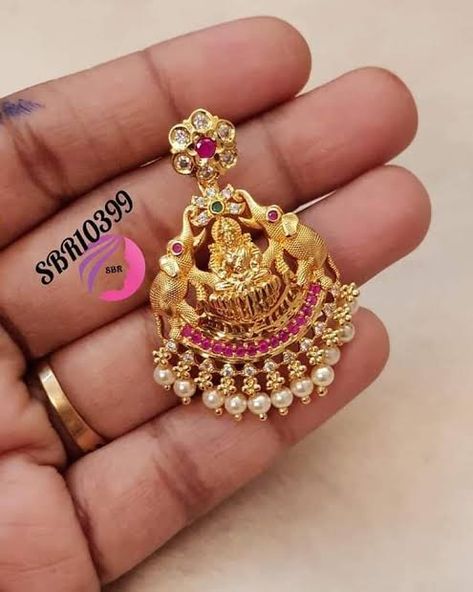 Diy Beaded Jewelry, Temple Jewellery Earrings, 1 Gram Gold Jewellery, Lakshmi Devi, Gold Jhumka Earrings, Black Beads Mangalsutra Design, Antique Gold Jewelry Indian, Gold Jewelry Simple Necklace, Gold Pendants