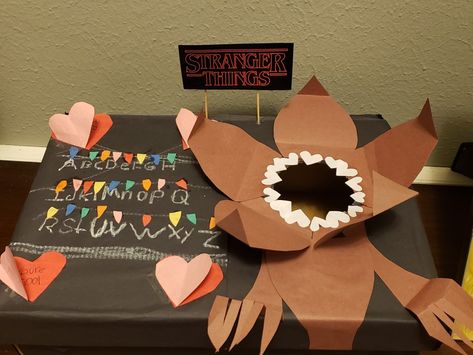 Stranger Things Valentines Boxes, Stranger Things Gift Ideas, Stranger Things Diy, Stranger Things Gift, Unique Valentine Box Ideas, Vday Party, Valentine Boxes For School, Stranger Things Gifts, Kids Valentine Boxes