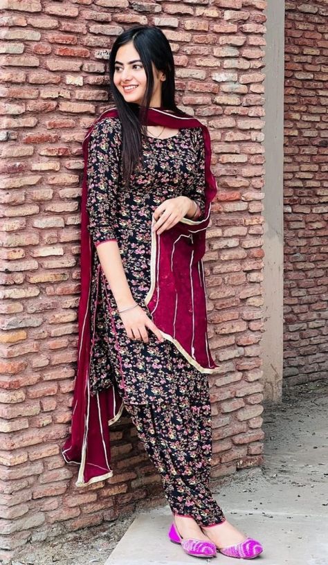 Kameez Ideas, Simple Indian Suits, Cotton Suit Designs, Patiala Suit Designs, Simple Frock Design, Simple Saree Designs, Lehenga Designs Simple, Fancy Suit, Simple Kurti Designs