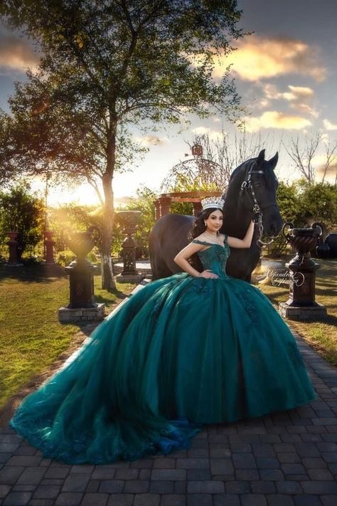 Damas Outfits Quinceanera, Dark Green Quinceanera, Dark Green Quinceanera Dresses, Green Quinceanera Dress, Emerald Green Quinceanera Dresses, Green Quince Dress, Quince Picture Ideas, Quince Photoshoot Ideas, Quinceanera Dresses Green