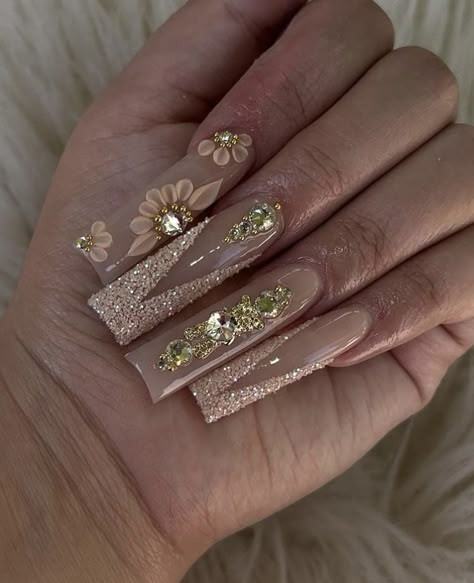 Rose Gold 15 Nails, Beige Bling Nails, Nails Acrylic Designs Gems, Champagne Nails For Quince, Cream And Gold Nails Acrylic, Cute Gold Acrylic Nails, Cool Quinceanera Ideas, Gold And Flower Nails, 15 Nails Ideas Rose Gold