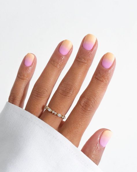 Andréa Barbet | 🩷🧡 . @gelcare.official polly pink & fuzzy peach @sophiedagon_paris ring | Instagram Sunset Nail Designs, Yellow Ombre Nails, Bright Nail Art, Sunset Nails, Nail Techniques, Vogue France, Cute Spring Nails, Unicorn Nails, Minimalist Nail Art