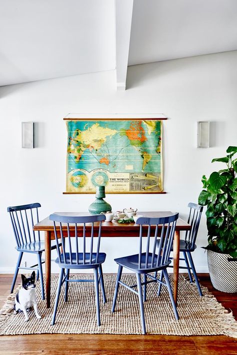 A vintage Parker dining table is the hero of this dining room in a Sydney home. It has been paired with shaker-style chairs in a pretty shade of blue | Photography: Kristina Soljo Colorful Dining Room Chairs, Painted Dining Room Table, Colored Dining Chairs, Painted Dining Table, Blue Dining Chair, Blue Photography, Dinner Room, Dining Room Colors, Lighting Trends