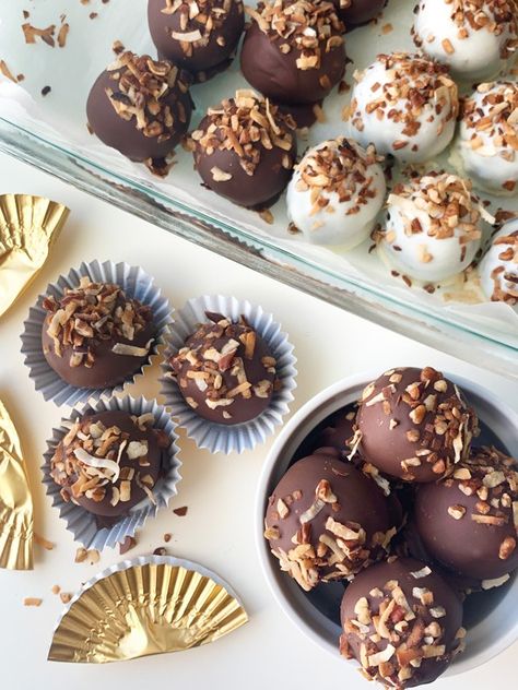 German Chocolate Cake Balls Chocolate Cake Balls Recipe, German Choc Cake, Chocolate Cake Truffles, Chocolate Cake Balls, Cake Balls Recipe, Almond Joy Cake, Crumble Cookie Recipe, Cake Ball Recipes, Crumble Cookie