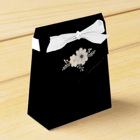 Sweet Floral Motif Black Ivory Wedding Favor Box Wedding Initials Monogram, Black Gift Bag, White Wedding Favors, Black Birthday Party, Blue Wedding Favors, Black Wedding Ideas, Personalized Favor Boxes, Green Bridal Showers, White Birthday Party