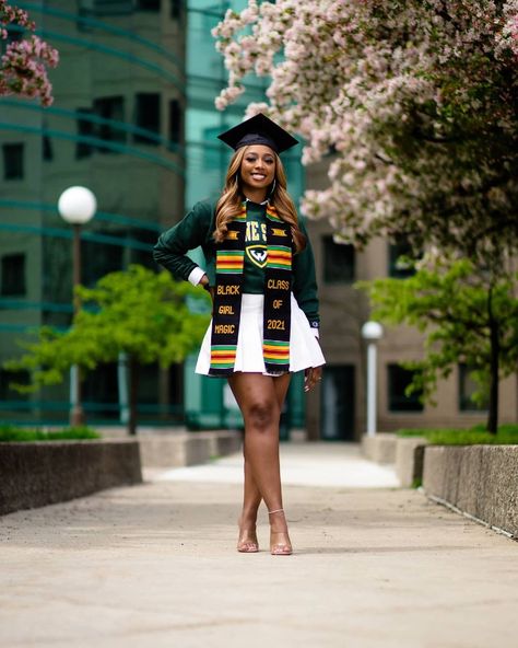 Wgu Graduation Pictures, Graduation Winter Outfit Ideas, Graduation Photoshoot Ideas University, Graduation Poses Women, Outside Graduation Pictures, Graduation Pictures Outside, Cute Dresses For Graduation, Black And White Outfits Black Women, Grad Poses Photo Shoots