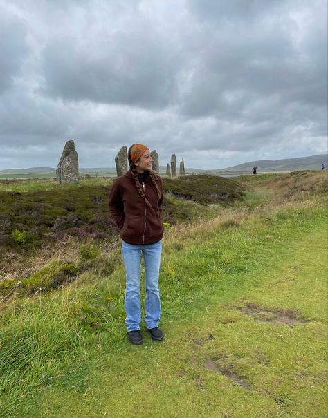 Hiking In Ireland Outfit, Scottish Woman Aesthetic, Scotland Outfit Aesthetic, Travel Aesthetic Scotland, Scotland Vacation Outfits, Scotland Fashion Summer, Ireland Travel Outfits Summer, Scotland Summer Aesthetic, Scotland Travel Outfits Summer