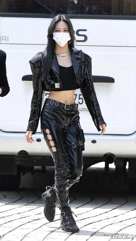 Stile Dark, Lilith Goddess, Cyberpunk Outfit, Look Festival, Do Or Die, Dark Outfits, Streetwear Aesthetic, Futuristic Fashion, Japanese Streetwear