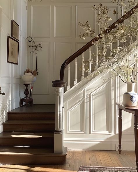 Victorian hallway decorated with a blend of classic and modern elements for a timeless look English Manor Foyer, Victorian Hallway, French Castle, Castle Interior, Desain Furnitur Modern, Hallway Designs, Hallway Design, Country Homes, Hus Inspiration