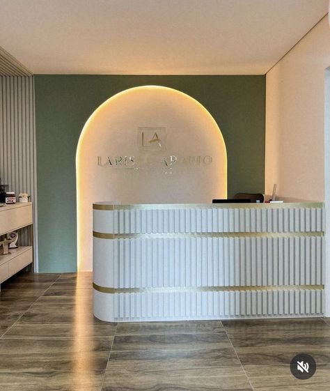 Upgrade your salon's style with a modern reception desk. Perfect for beauty salons, spas, and retail stores, our sleek designs create a welcoming space for clients. #receptiondesk #ReceptionDeskDesign #ModernReceptionDesk #OfficeReception #SalonReceptionDesk #SpaReceptionArea #RetailStoreDesign #FrontDeskIdeas #ReceptionCounter #BeautySalonFurniture #ReceptionAreaDecor Ceiling Design For Salon, Spa Waiting Room Ideas Reception Areas, Reception Back Wall Design, Spa Reception Area, Eyewear Shop Design, Beauty Shop Decor, Dentist Office Design, Custom Reception Desk, Dental Office Design Interiors