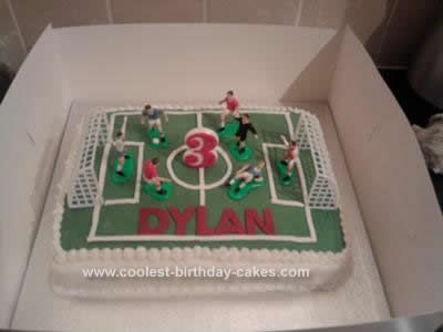 Homemade Football Pitch Birthday Cake: I had lots of practice trying to make cakes just so I could make my 3 year old little boy a great cake. It took lots of practice and lots of disasters Birthday Cakes Football, Football Birthday Cakes, Football Field Cake, Lacrosse Cake, Football Cake Decorations, Football Birthday Cake, Soccer Cake, Football Cake, Football Pitch