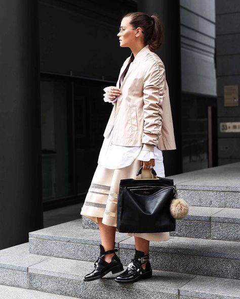 Lace Skirt Outfit, Boots Street Style, Cut Out Boots, Balenciaga Boots, Boots Beige, Beige Outfit, Marco Polo, Layered Fashion, Famous Fashion