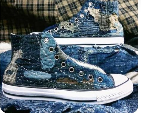 Upcycle Tennis Shoes, Shoe Embroidery Ideas, Converse Patchwork, Patchwork Converse, Boro Patchwork, Patchwork Shoes, Quilted Shoes, Sashiko Boro, Boro Sashiko