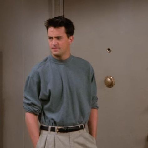 Chandler Bing is a main character on Friends and loved by many people. He was funny and cute. Here are the best Joey fashion moments from Friends. Chandler Bing age, rachel green, matthew perry, chandler bing job, charles bing, chandler bing quotes, rachel friends. Chandler Outfits, Chandler Bing, I Hope