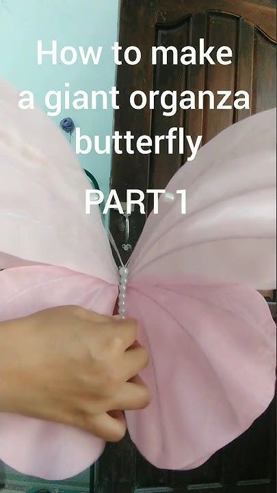 Giant Butterfly Decorations, Paper Flower Diy Easy, Fabric Butterfly Diy, Paper Flowers Easy Diy, Butterfly Wings Diy, Paper Flowers Easy, Organza Butterfly, Crepe Paper Flowers Tutorial, Giant Flowers Diy