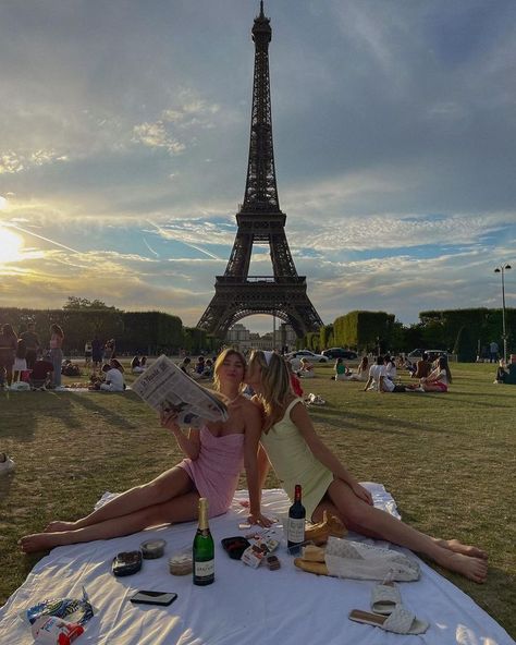 Torre Eiffel Paris, Parisian Summer, Paris Dream, Paris Vibes, Girly Outfit, Paris Vacation, Paris Summer, Best Friend Outfits, Parisian Life