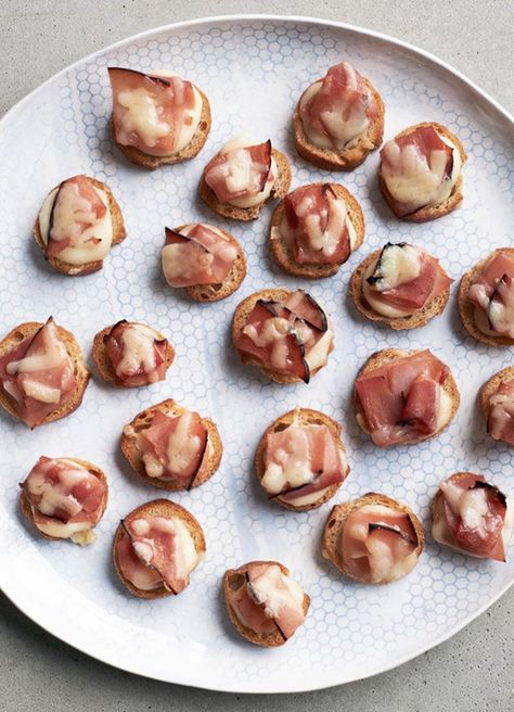 Croque-monsieur+bites Martha Stewart Thanksgiving, Brie Appetizer, Easy Eat, Oatmeal Cookie Recipes, Recipes Appetizers And Snacks, Catering Food, Wine And Dine, Small Bites, Appetizer Dips