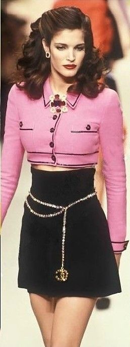 Stephanie Seymour - CHANEL. S/S 1994 Hand Costume, 90s Fashion For Women, Channel Outfits, Sophie Dahl, 1980s Fashion Trends, Stephanie Seymour, 90s Runway Fashion, Runway Fashion Couture, Runway Outfits