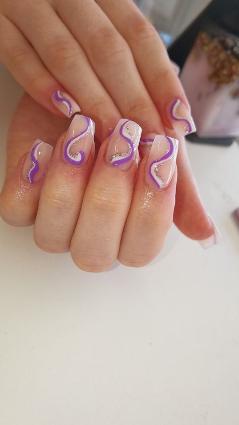 Acrylic nails with purple swirls Purple And Silver Swirl Nails, Lavender Swirl Nails, Swrill Design Nails, Acrylic Nails With Purple, Purple Swirl Nails, Swirly Nail Designs, Nails With Swirls, Silver And Pink Nails, Nails With Purple