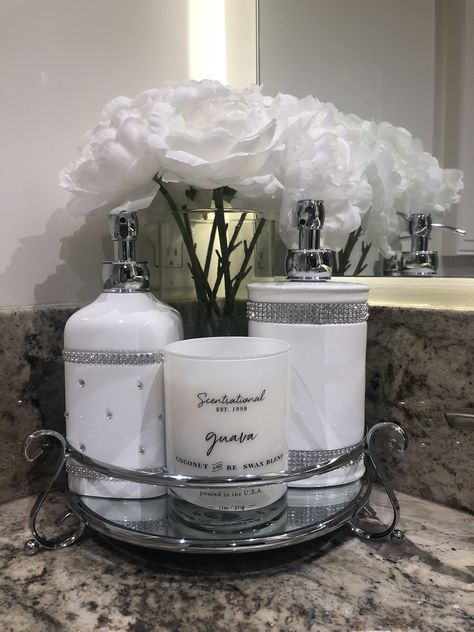 Silver Restroom Decor Ideas, Silver And White Bathroom Decor Ideas, Bling Bathroom Ideas, Silver Bathroom Decor Ideas, Bathtub Update, Glam Bathroom Decor Ideas, Bathroom Decor Glam, Dream Bathroom Luxury, Towel Rack Decor