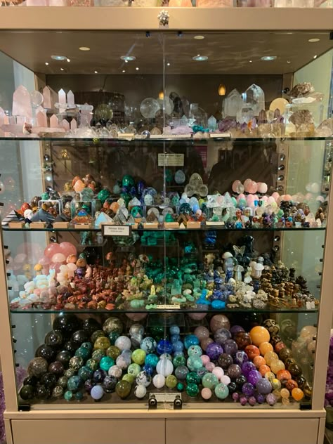 Crystal Collection Aesthetic, Rock Collection Ideas, Rock Display Ideas, Crystal Store, Pretty Crystals, Crystal Room, Crystals Store, Crystal Vibes, Gem Store