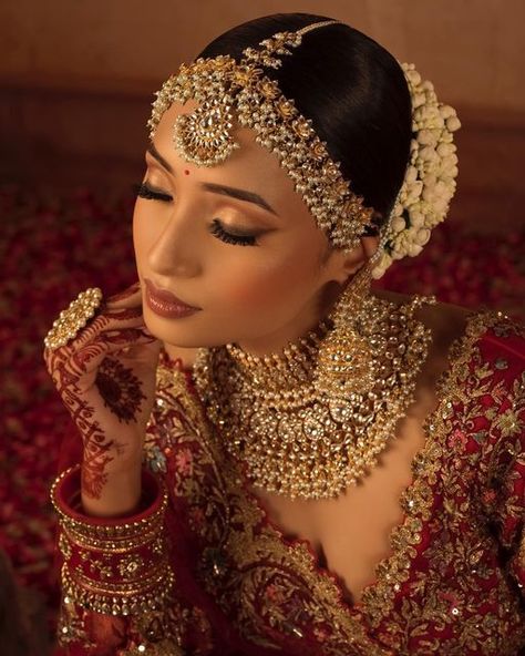 Rajasthani Wedding Jewelry To Get A Traditional Vibes Rajasthani Wedding, Asian Bridal Jewellery, Indian Brides Jewelry, South Indian Wedding Hairstyles, Rajasthani Jewellery, Rajasthani Bride, Mang Tikka, Bridal Jewelry Sets Brides, Nath Nose Ring