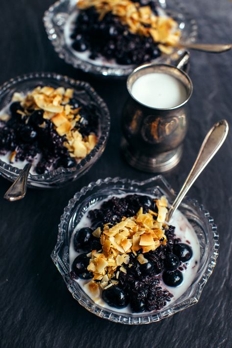 Cardamom-Infused Black Rice Porridge with Blueberries + Coconut Vegan Superfood Recipes, Rice Porridge, Porridge Recipes, Black Rice, Vegan Sweets, Breakfast Brunch Recipes, Healthy Desserts, Healthy Breakfast, Sweet Recipes