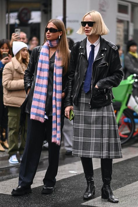 Paris Fashion Week Spring 2023 Street Style: All the Best Looks Paris Winter Street Style, Spring 2023 Street Style, Harajuku Outfit, Fashion Week Spring 2023, 2023 Street Style, 90s Inspired Outfits, London Fashion Week Street Style, Nyfw Street Style, Autumn Wardrobe