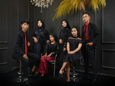 Mafia Photoshoot Ideas, Mafia Photoshoot, Foto Yearbook, Outfit Cowok, Group Pose, Moodboard Ideas, Yearbook Themes, Group Poses, Photo Grouping