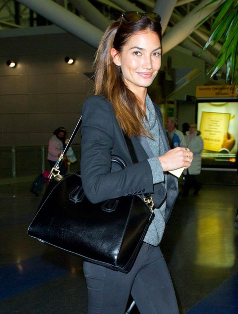 Just Can’t Get Enough: Lily Aldridge and Her Givenchy Antigona Bag Givenchy Antigona Outfit, Miranda Kerr Givenchy Antigona, Givenchy Hobo Bag, Givenchy Antigona Large, Givenchy Bag Antigona, Givenchy Crossbody Bag, Celebrity Bags, Givenchy Black Bag, Givenchy Antigona