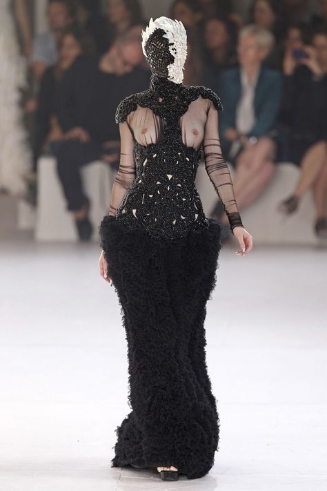 Alexander McQueen Ready To Wear Spring Summer 2012 Paris – NOWFASHION Alexander Mcqueen Runway 90s, Alexander Mcqueen Fashion Show, Alexander Mcqueen Couture, Mcqueen Runway, Alexander Mcqueen Ready To Wear, Alexander Mcqueen Runway, Fashion Dream Job, White Runway, Black Flame