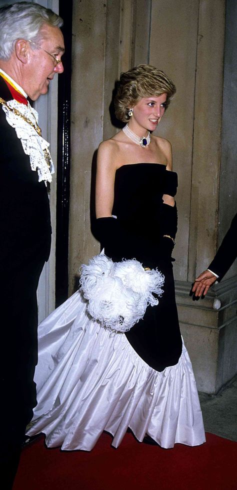 Princess Diana Dresses, Black And White Gown, Princess Diana Fashion, Princess Diana Photos, Real Princess, Princes Diana, Diana Fashion, Elisabeth Ii, Lady Diana Spencer