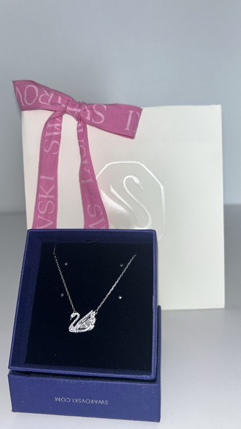 Swarovski Necklace Swan, Swarovski Swan Necklace, قلادات متدلية, Luxury Birthday, Expensive Jewelry Luxury, Van Cleef And Arpels, Luxe Jewelry, Jewelry Accessories Ideas, Swarovski Necklace