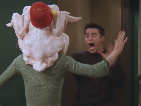 Monica Geller and Joey I laughed so hard the first time I saw this episode, I almost wet my pants! the reaction from Joey is PRICELESS!!! Monica Rachel, Friends 1994, Joey Friends, Friends Thanksgiving, Friends Episodes, Tv Shows Funny, Friends Tv Series, Joey Tribbiani, Memes Lol