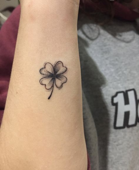 Leaf Clover Tattoo, Four Leaf Clover Tattoo, Clover Tattoo, Shamrock Tattoos, Irish Tattoos, Clover Tattoos, Diy Tattoo, Tattoo Feminina, Small Tattoo Designs