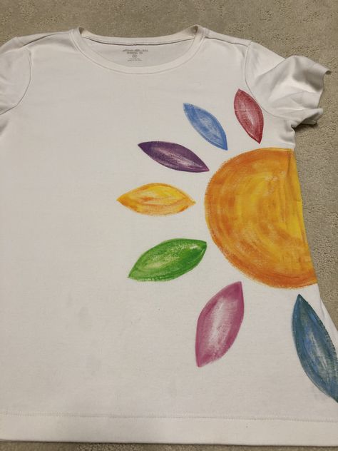 Painting Shirts Ideas, White Tshirt Painting Ideas, White Tshirt Diy Paint, Painting Tshirts With Acrylic Paint, Pintar Camisetas Ideas, Fabric Painting On Clothes T Shirts For Boys, Crew Shirt Design, Hand Painted White T-shirt For Summer, Kids Holiday Art