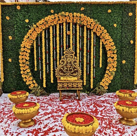 Valaikapu Decoration, Marriage Hall Entrance Decoration, Malayali Wedding Decor, Valakappu Decoration, Mangala Snanam Decoration, Haldi Setup Decor, Haldi Ceremony Decorations At Home, Haldi Background, Shaadi Decoration