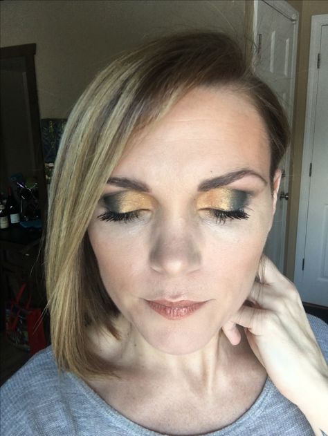 Younique Addiction 4 palette with Splurge Cream Shadow in Extravagant #gold #green #3dbossbabe www.3dbossbabe.com Younique Party, Cruelty Free Makeup, Glam Makeup, Younique, Cruelty Free, Cream, Makeup