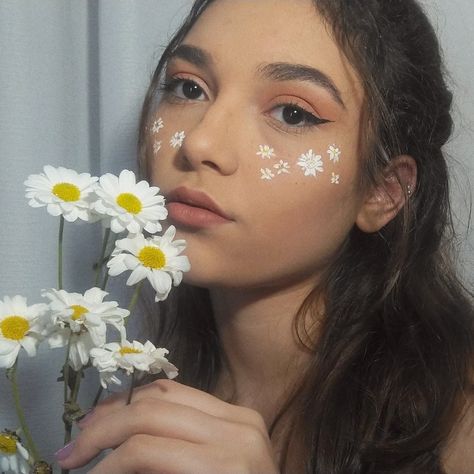 Cute Face Painting Aesthetic Easy, Daisy Face Painting, Face Painting Aesthetic Butterfly, Face Painting Aesthetic Flowers, Daisy Face Paint, Face Painting Flowers, White Face Paint, Enchanted Cottage, Beauty Vibes