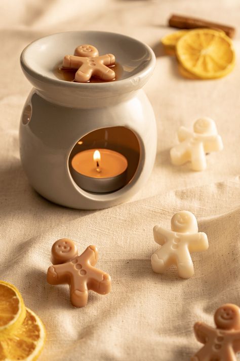 Our beautiful festive scented wax melts are finally here just in time to fill your home with delicious fragrances! Each pack contains a mixture of 6 cream and light brown adorable soy wax melts in the shape of a gingerbread man! All of our melts are handmade with 100% soy wax in our home studio in the North of England and come in a recyclable pouch. Scents available are: Cinnamon Vanilla - A irresistible blend of cinnamon, clove bud, creamy nutmeg and vanilla bean. Gingerbread - The classic arom Tea Lights Christmas, Brown Candle, Wax Melts Packaging, Candle Making Recipes, Gingerbread Candle, Xmas Candles, Affordable Christmas Gifts, Christmas Wax Melts, Autumn Candle