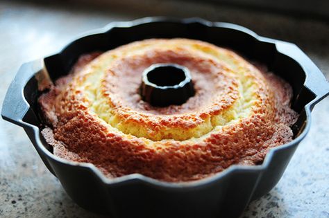 Perfect Poundcake by The Pioneer Woman--i made this tonight for guests and it was AMAZING and looked just like the picture. :) Perfect Pound Cake Recipe, Perfect Pound Cake, 7 Up Cake, 7up Pound Cake, Roll Cakes, Vintage Cakes, Pound Cake Recipe, Pound Cakes, Delectable Desserts