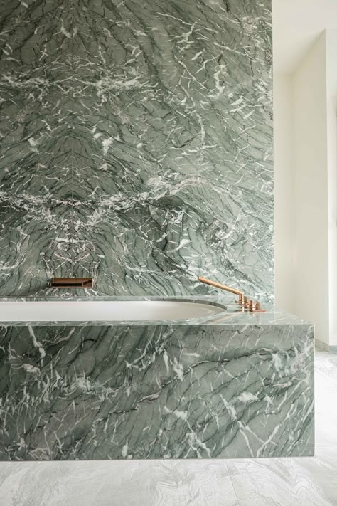 Green Marble Bathroom, Brass Bathroom Fixtures, Marble Walls, Bathtub Surround, Marble Bathtub, Marble Home, Bad Inspiration, Bathroom Trends, Marble Wall