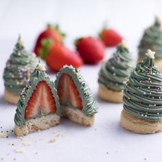 Strawberry Christmas Tree Bites Christmas Desserts Strawberry, Tree Shaped Food, Cookie Tree Christmas, Unique Christmas Treats, Pretty Christmas Desserts, Christmas Pastry Ideas, Cute Christmas Food, Christmas Holiday Food, Christmas Treats Ideas