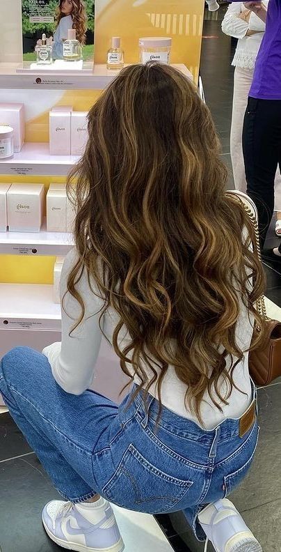 Nails Selfie, Rambut Brunette, Highlights Curly Hair, Brown Hair Looks, Brown Hair Inspo, Hair Inspiration Long, Brunette Hair With Highlights, Beauty Hairstyles, Brown Hair Balayage