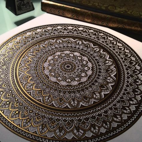 Black And Gold Drawing, Mandala Work, Doodle Zen, Sharpie Drawings, Gold Drawing, Black Mandala, Mandala Doodle, Mandala Art Therapy, Gold Mandala