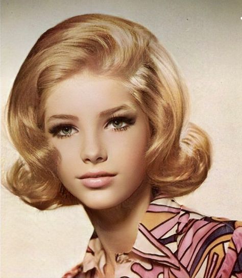 1960s Flipped Hair, 60s Bump Hair Tutorial, 60s Hair Bump, 1960s Bubble Flip Hair, 60s Bouffant Hair Tutorial, Hair Flip, Hair Styles, Hair