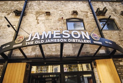 How to visit the Jameson Distillery in Dublin and what to expect during tours and whiskey tastings. Ireland Bucket List, Jameson Distillery, Jameson Irish Whiskey, Irish Countryside, Ireland Vacation, Visit Ireland, Irish Whiskey, Dublin Ireland, Tourist Destinations