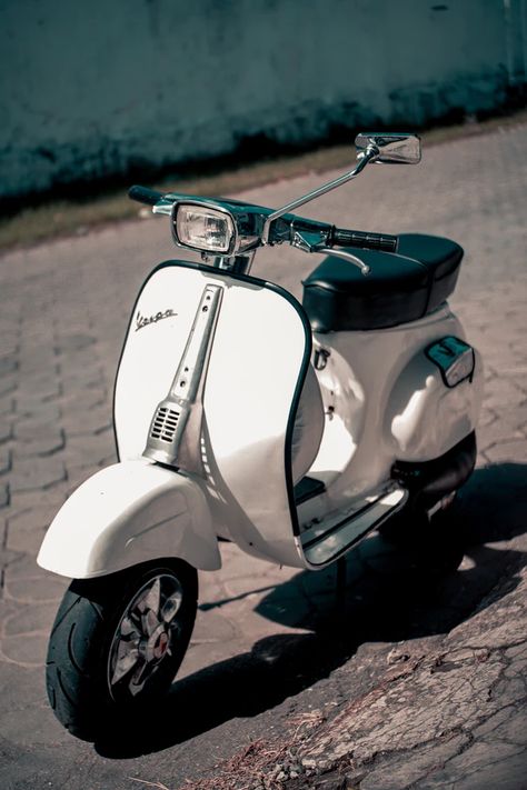 white and black motor scooter photo – Free Vehicle Image on Unsplash Vespa Smallframe, Custom Vespa, Vespa S, Vintage Vespa, Vespa Scooter, Retro Pictures, Vespa Vintage, Scooter Bike, Bicycle Maintenance