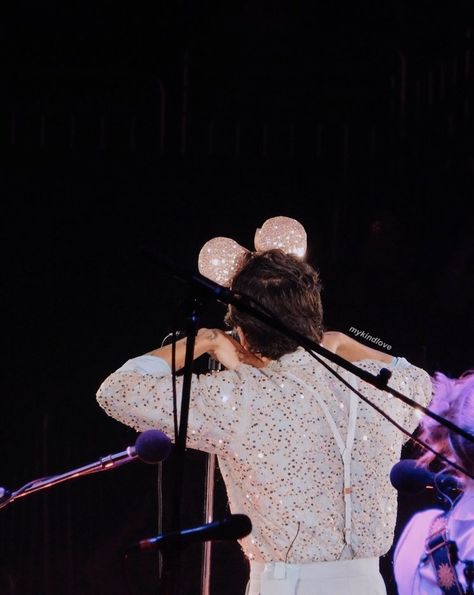 Harry Styles Disney, Concert Images, Harry Styles Concert, Mr Style, Harry Styles Love On Tour, Minnie Ears, H Style, Harry Edward Styles, Edward Styles