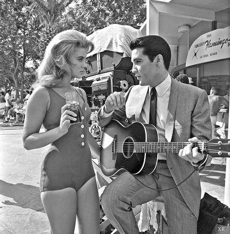 Ann- Margret and Elvis, 1964 (I like the juxtaposition of his suit and tie and her swimsuit). #vintage #1960s #actresses #actors #musicians #beach Playing The Guitar, Photo Star, Ann Margret, Elvis Movies, Natalie Wood, King Of Pop, Elvis Presley Photos, Musica Rock, Priscilla Presley